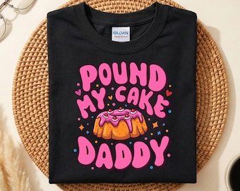Camiseta divertida y divertida con frase humorística para adultos "Pound My Cake Daddy", ideal como regalo de cumpleaños para adultos, ideal como disfraz de fiesta de juguetes para adultos.