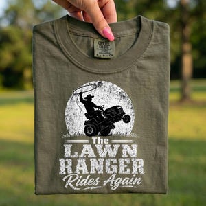 Comfort Colors® The Lawn Ranger Rides Again Shirt, grappig T-shirt met grasmaaier, cadeau voor zitmaaierliefhebber, cowboy-shirt voor gazononderhoud, T-shirt voor papa, opa en tuinier.