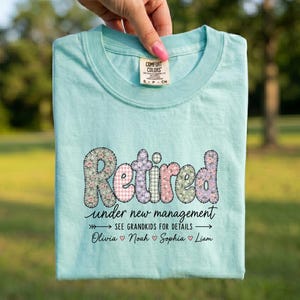 Comfort Colors® gepersonaliseerd T-shirt voor gepensioneerden onder nieuw management, T-shirt op maat voor oma, T-shirt met namen van kleinkinderen, bloemenprint cadeau voor gepensioneerden