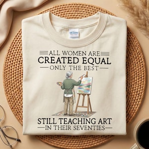 Koszulka dla nauczyciela plastyki, Koszulka "Wciąż uczymy sztuki w latach siedemdziesiątych", Wszystkie kobiety równe, Prezent dla nauczyciela plastyki na 70. urodziny, Koszulka dla malarki