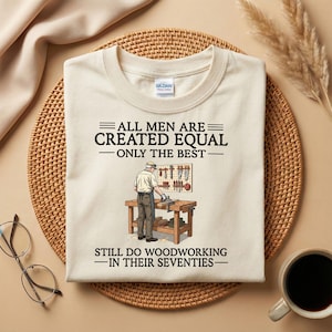 Alle mannen zijn gelijk gemaakt houtbewerkingsshirt, doen nog steeds houtbewerking in hun jaren zeventig T-shirt, grappig 70e verjaardagscadeau, vintage Vaderdag