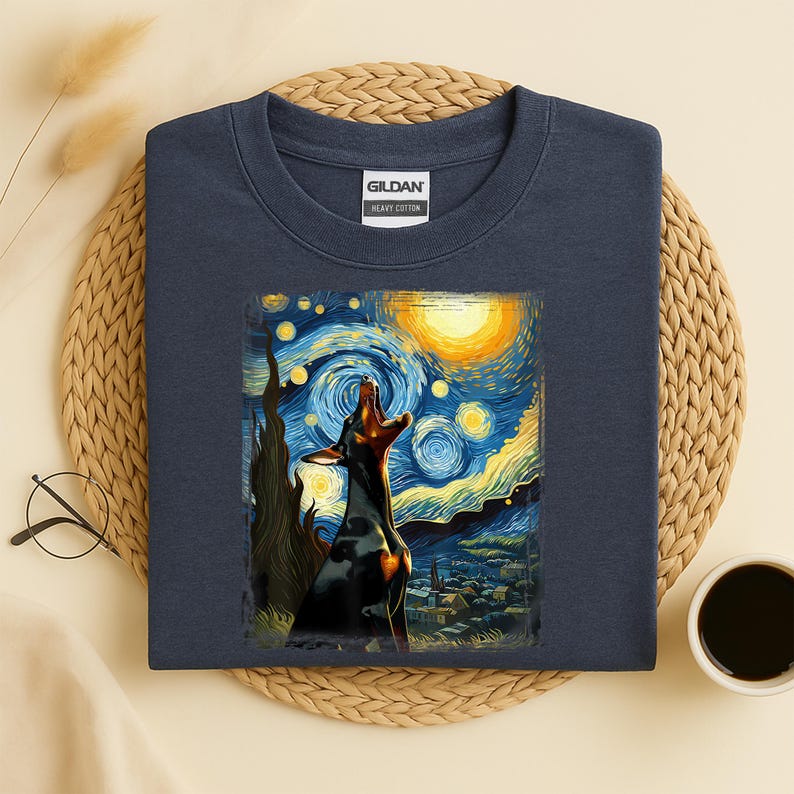 Puede incluir: Sudadera azul marino con un dise&ntilde;o de un perro aullando al estilo de "La noche estrellada" de Van Gogh. La obra de arte muestra un perro negro sobre un fondo de cielo nocturno azul oscuro y amarillo. La sudadera es de algod&oacute;n grueso.
