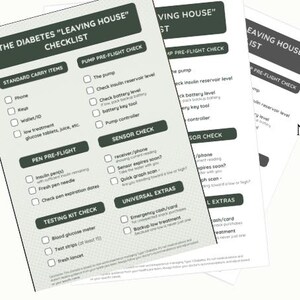以下が含まれることがあります： 「The Diabetes 'Leaving House' Checklist」と「Type 1 Diabetes Leaving House Checklist」というタイトルの3つのチェックリストのスタック。チェックリストには、標準項目、ポンプ事前飛行チェック、センサーチェック、ユニバーサルエクストラのセクションが含まれています。