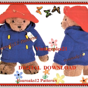 Puede incluir: Un oso de peluche tejido con un sombrero rojo y un abrigo azul con capucha y botones amarillos. El oso se muestra de frente y de espaldas. La imagen incluye el texto Fouroaks12 Patterns, Vintagepce21 y DIGITAL DOWNLOAD, con mariposas y flores.