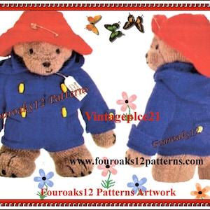 Puede incluir: Dos muñecos de Paddington Bear tejidos con abrigos azules y sombreros rojos. Los muñecos tienen una etiqueta adjunta al abrigo. La imagen también incluye mariposas y flores. La dirección del sitio web www.fouroaks12patterns.com es visible.