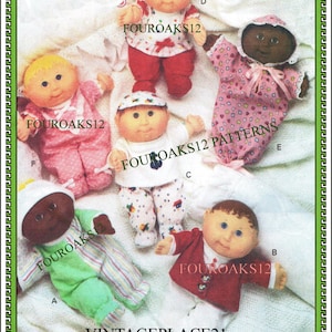 Peut inclure: Plusieurs poupées Cabbage Patch Kids, chacune d'environ 25 cm de haut, vêtues de différentes tenues. L'image présente des poupées en vêtements roses, rouges, verts et blancs, avec le texte "FOUR0AKS12" et "VINTAGEPLACE21" visible.