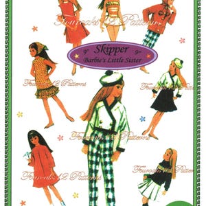 Puede incluir: Patrón de muñeca de papel vintage con Skipper, la hermana pequeña de Barbie. La imagen muestra a Skipper con varios atuendos, incluyendo vestidos, abrigos y un traje de pantalón a cuadros. El texto dice "9" Skipper Barbie's Little Sister" y "7841 Fouroaks12 Patterns Artwork."