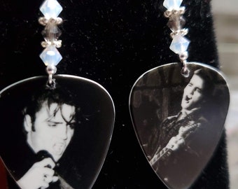 Pendientes de púas de guitarra Elvis reutilizados. En blanco y negro.