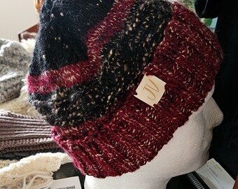 Gorro de invierno tejido a mano para hombre, tweed negro, merlot.