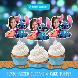 Puede incluir: Tres cupcakes con glaseado blanco y chispas azules, cubiertos con adornos para pasteles personalizados de Stitch y ni&ntilde;a. Los adornos presentan la cara de una ni&ntilde;a y un personaje de dibujos animados azul. La imagen incluye el texto "24-HOURS DELIVERY" y "PERSONALIZED CUPCAKE & CAKE TOPPER."