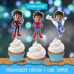Puede incluir: Tres cupcakes con glaseado blanco y chispas azules, cada uno coronado con un adorno de pastel de superh&eacute;roe personalizado. Los adornos presentan a un ni&ntilde;o disfrazado de Spider-Man y un superh&eacute;roe con alas. La imagen incluye el texto "24-HOURS DELIVERY" y "PERSONALIZED CUPCAKE & CAKE TOPPER".