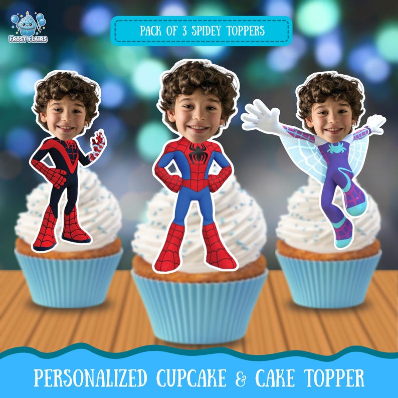 Puede incluir: Tres cupcakes con glaseado blanco, cada uno cubierto con un recorte de personaje tem&aacute;tico de Spidey diferente. Los recortes presentan a un ni&ntilde;o peque&ntilde;o con varios disfraces de Spider-Man. El texto de la imagen dice "Pack of 3 Spidey Toppers" y "Personalized Cupcake & Cake Topper."