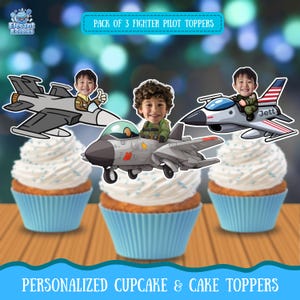 Könnte beinhalten: Drei Cupcakes mit weißem Zuckerguss und blauen Streuseln, jeweils gekrönt von einem Kuchenaufsatz zum Thema Kampfpilot. Die Aufsätze zeigen Cartoon-Flugzeuge und lächelnde Kinder. Der Text lautet "Packung mit 3 Kampfpilot-Toppern" und "Personalisierte Cupcake- und Kuchentopper".