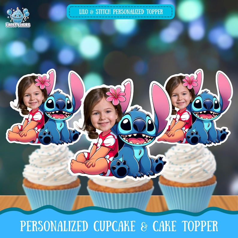 Puede incluir: Tres cupcakes con envoltorios azules, cubiertos con glaseado blanco y chispas azules. Cada uno tiene un adorno de pastel personalizado con la cara de un ni&ntilde;o y el personaje azul de Stitch. Para una fiesta tem&aacute;tica de Lilo & Stitch.