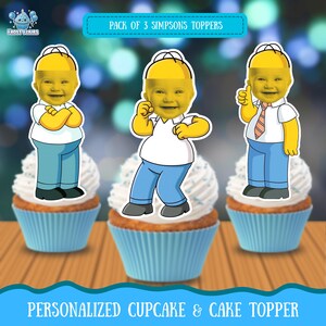 Könnte beinhalten: Drei Cupcakes mit blauen Papierförmchen und weißem Zuckerguss, jeweils gekrönt von einem Simpsons-Charakter-Ausschnitt. Die Ausschnitte zeigen einen gelbhäutigen Charakter mit Babygesicht. Der Text lautet "PACK OF 3 SIMPSONS TOPPERS" und "PERSONALIZED CUPCAKE & CAKE TOPPER".