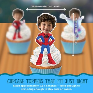 Puede incluir: Adornos para cupcakes con un ni&ntilde;o disfrazado de Spider-Man, de aproximadamente 11,4 x 15,2 cm. La imagen incluye el texto "Cupcake toppers that fit just right". Los adornos est&aacute;n dise&ntilde;ados para ser lo suficientemente audaces para brillar y lindos en los pasteles.