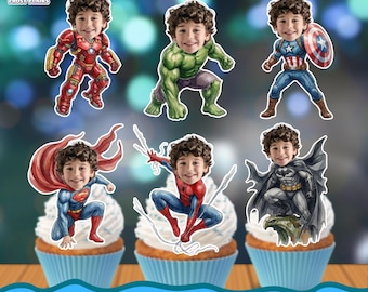 Puede incluir: Un paquete de seis adornos personalizados para cupcakes de superhéroes con la cara de un niño editada en varios cuerpos de personajes de cómics como Iron Man, Hulk, Captain America, Superman, Spider-Man y Batman, con el texto PACK OF 6 SUPERHERO TOPPERS.