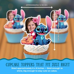 Puede incluir: Adornos para cupcakes con un personaje de dibujos animados y la cara de un ni&ntilde;o, de aproximadamente 15 cm cada uno. Los adornos est&aacute;n colocados sobre cupcakes con moldes azules y glaseado blanco. El texto en la parte inferior dice: "CUPCAKE TOPPERS THAT FIT JUST RIGHT."