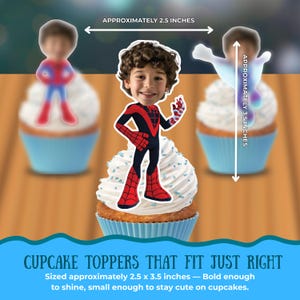 Puede incluir: Adornos para cupcakes con dise&ntilde;os de superh&eacute;roes. Los adornos miden aproximadamente 6,35 cm x 8,89 cm. La imagen muestra tres cupcakes con adornos tem&aacute;ticos de superh&eacute;roes, incluido un ni&ntilde;o con un disfraz de Spider-Man. El texto dice "Cupcake toppers that fit just right."