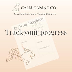 Könnte beinhalten: Ein beigefarbener Hunde-Trainings-Tracker mit dem Text "Track your progress". Der Tracker enthält Abschnitte für tägliche Auslöser, die Stimmung des Hundes und Notizen. Das Calm Canine Co. Logo befindet sich oben.