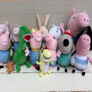 以下が含まれることがあります： ペッパピッグのキャラクターのぬいぐるみコレクション。カラフルな服を着たピンクのブタたち、緑の恐竜、黄色の恐竜、白いウサギ、赤いキャップをかぶった灰色の犬、黒い海賊帽をかぶったブタなどが含まれています。