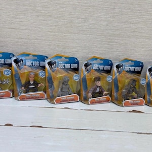 Puede incluir: Seis figuras de acción de Doctor Who Time Squad en su embalaje original. Las figuras incluyen Cyberman, The Twelfth Doctor, Weeping Angel, The Eleventh Doctor, Pyrovile y Vashta Nerada. Cada paquete tiene el logotipo de Doctor Who.