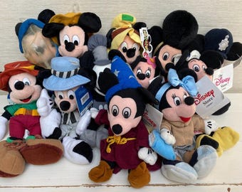 Peluches y gorros vintage de Disney Mickey y Minnie Mouse, algunos con etiquetas, década de 1990 en adelante, 8 pulgadas, varios personajes se venden por separado.