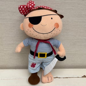 Puede incluir: Un juego de tres tazas de cerámica con acabado mate moteado. Las tazas son de color crema, gris claro y gris oscuro. Cada taza tiene un diseño simple y minimalista.