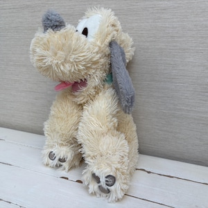 Cachorro Pluto autêntico da Disney Store, pelúcia macia e fofa em tons pastel, 35 cm (14 polegadas)