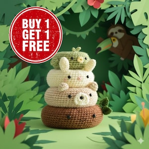 Può includere: Una pila di quattro giocattoli a forma di animale all'uncinetto nei toni del marrone, crema e verde. Il giocattolo in cima è un uccello verde, seguito da un coniglietto color crema, un orso marrone chiaro e una base marrone. L'immagine include un cerchio rosso con la scritta "BUY 1 GET 1 FREE".