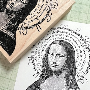 Puede incluir: Una imagen en blanco y negro de la Mona Lisa con un borde circular de texto a su alrededor. El texto dice "We take in imagination full of st skill within their small compass they are abstract re with our eyes a million times each" en una fuente cursiva.