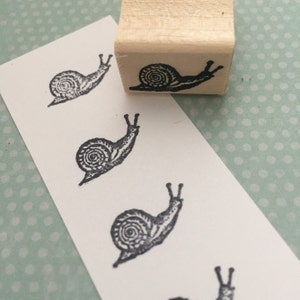 Petit tampon en caoutchouc monté sur un escargot