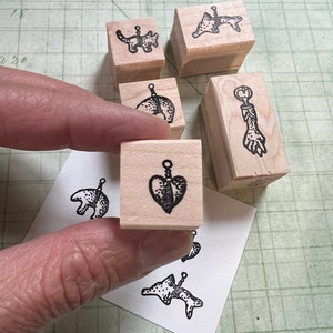 Kleines Charms Stempel Set mit 5 Stück Herz, Delfin, Bär, Wolf, Hand
