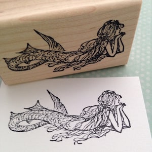 Sello de goma montado en madera con la pequeña sirena soñadora 2953