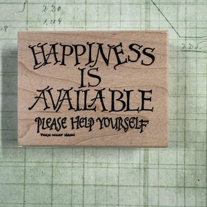 La felicidad está disponible. Por favor, ayúdese usted mismo. Sello de goma con cita de Thich Nhat Hanh