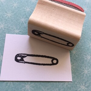 Tiny veiligheidsspeld hout gemonteerd Rubberstempel 4633
