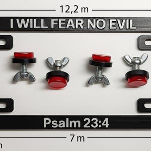 以下が含まれることがあります： 「I WILL FEAR NO EVIL」と「Psalm 23:4」の文字が入った黒いナンバープレートフレーム。 フレームは幅7m、高さ6.3mで、赤とシルバーの留め具が4つ付いています。 フレームの厚さは0.3mmです。