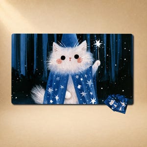 Puede incluir: Una alfombrilla de escritorio rectangular con un gato blanco esponjoso que lleva un sombrero de mago azul y una capa a juego decorada con estrellas blancas. El gato sostiene una varita de estrella blanca brillante sobre un fondo de bosque azul.