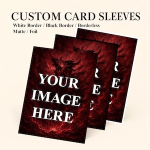 Peut inclure: Trois protège-cartes rectangulaires avec un motif abstrait rouge foncé et noir rappelant un dragon. Le texte "YOUR IMAGE HERE" est imprimé en blanc sur le devant. Le texte en haut indique "CUSTOM CARD SLEEVES" avec les options "White Border / Black Border / Borderless" et "Matte / Foil".