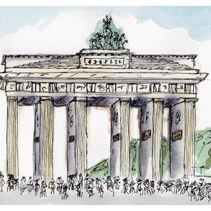 Op de afbeelding: Waterverfillustratie van de Brandenburger Tor in Berlijn, Duitsland. Het kunstwerk toont het neoclassicistische monument met zijn iconische zuilen en Quadriga-standbeeld erbovenop. Een menigte mensen verzamelt zich voor de poort.
