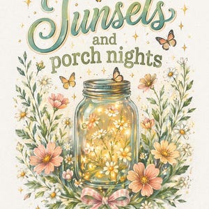 Könnte beinhalten: Aquarellillustration mit einem Einmachglas gefüllt mit Lichterketten und Gänseblümchen, umgeben von Blumen und Schmetterlingen. Der Text "Sunsets and porch nights" steht über dem Glas. Eine rosa Vichy-Schleife befindet sich unten.