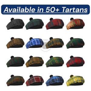 Puede incluir: Una colección de boinas con diferentes diseños de tartán, cada una con un pompón negro en la parte superior. Los sombreros se muestran sobre un fondo blanco. El texto "Available in 50+ Tartans" se muestra en la parte superior.