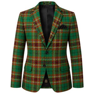 Puede incluir: Una americana verde con un patrón de cuadros multicolor formado por líneas rojas, amarillas y blancas. La chaqueta tiene solapas de muesca, dos botones negros de cierre, dos bolsillos con solapa en la cintura y un pañuelo negro en el bolsillo.