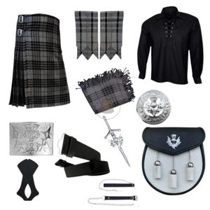 Könnte beinhalten: Ein schottisches Kilt-Set bestehend aus einem grauen karierten Kilt mit Schnallen, einem schwarzen Schnürhemd, zwei karierten Strumpfbändern, einem Plaid, einer silbernen Distel-Gürtelschnalle, einem schwarzen Ledersporran und einer Kiltnadel.