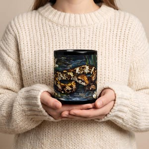 Taza de cerámica negra con diseño de serpiente y nenúfar / Taza de cerámica negra con diseño de serpiente y nenúfar
