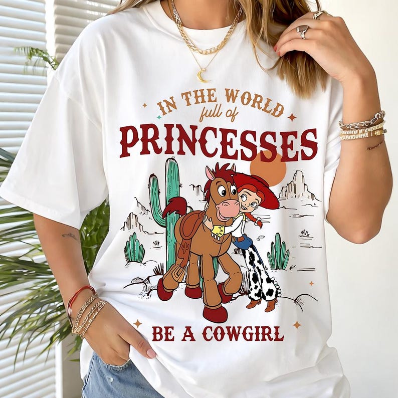 Toy Story Jessie Bullseye Cowgirl PNG, Camiseta Be A Cowgirl, Camiseta del Oeste de Disney, Camiseta Disneyland Girl Trip, Camiseta linda de Pixar imagen 6