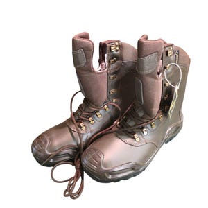 以下が含まれることがあります： 茶色のレースアップコンバットブーツのペア。ブーツは、パッド入りの襟とタンを備えたハイカットデザインです。ソールは濃い茶色で、頑丈なトレッドが付いています。ブーツは新品のようです。