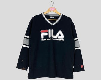 Sudadera vintage de cuello en V FILA de los años 2000 con logo grande, jersey Fila, suéter de cuello en V Fila, ropa deportiva, atuendo casual, ropa urbana.