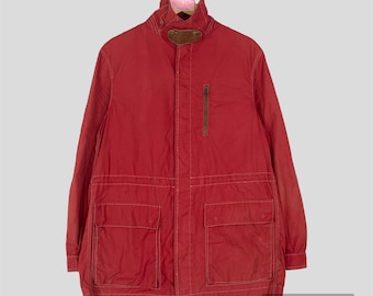 Chaqueta vaquera roja de algodón vintage de Salvatore Ferragamo con botones. Chaqueta de diseñador de moda de Salvatore Ferragamo. Ropa de trabajo italiana de Salvatore Ferragamo.