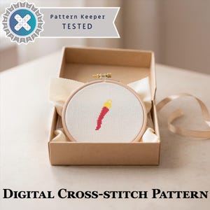 Puede incluir: Un patrón de punto de cruz en un aro de madera, con un diseño de chile rojo y amarillo, se presenta en una caja marrón con tela blanca. El texto "Digital Cross-Stitch Pattern" está en la parte inferior. En la esquina superior izquierda hay una insignia que dice "Pattern Keeper Tested".